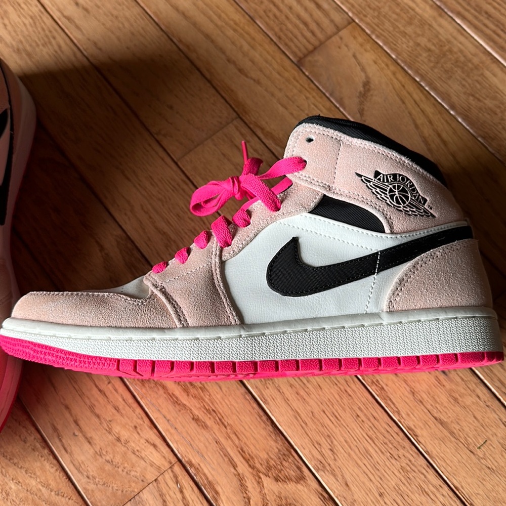 Air Jordan 1 MID SE CRIMSON tint Hyper Pink-black